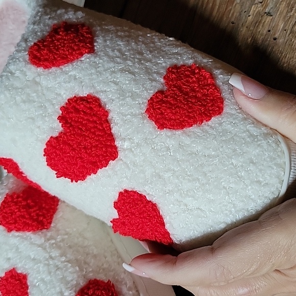 HEART SLIPPERS - Picture 3 of 8